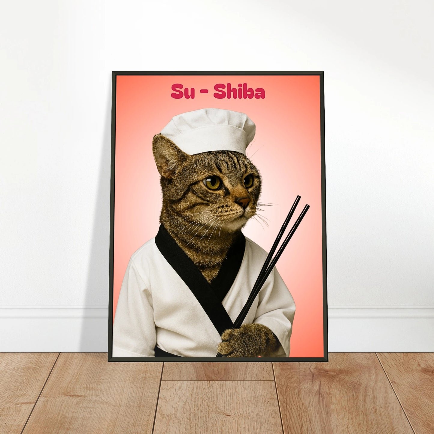Su-Shiba Poster an die Wand gelehnt – humorvolles Katzen-Kunstwerk in Sushi-Kochstil, schwarzer Metallrahmen, moderne Wanddekoration.