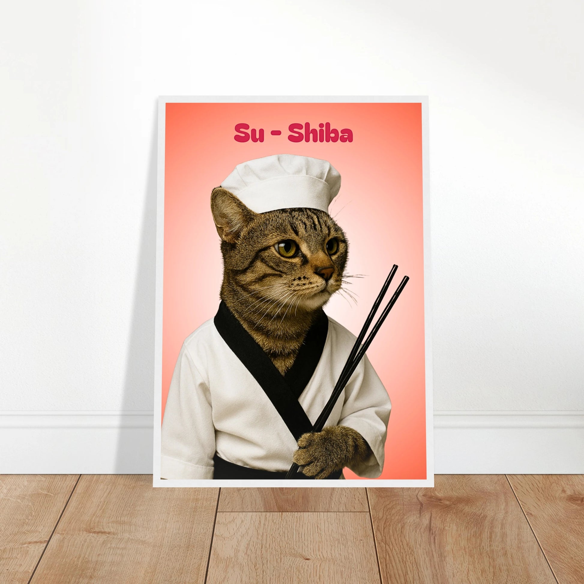 Su-Shiba Sushi Mastercat Poster angelehnt an die Wand – modernes Deko-Poster mit Katze im Sushi-Outfit.