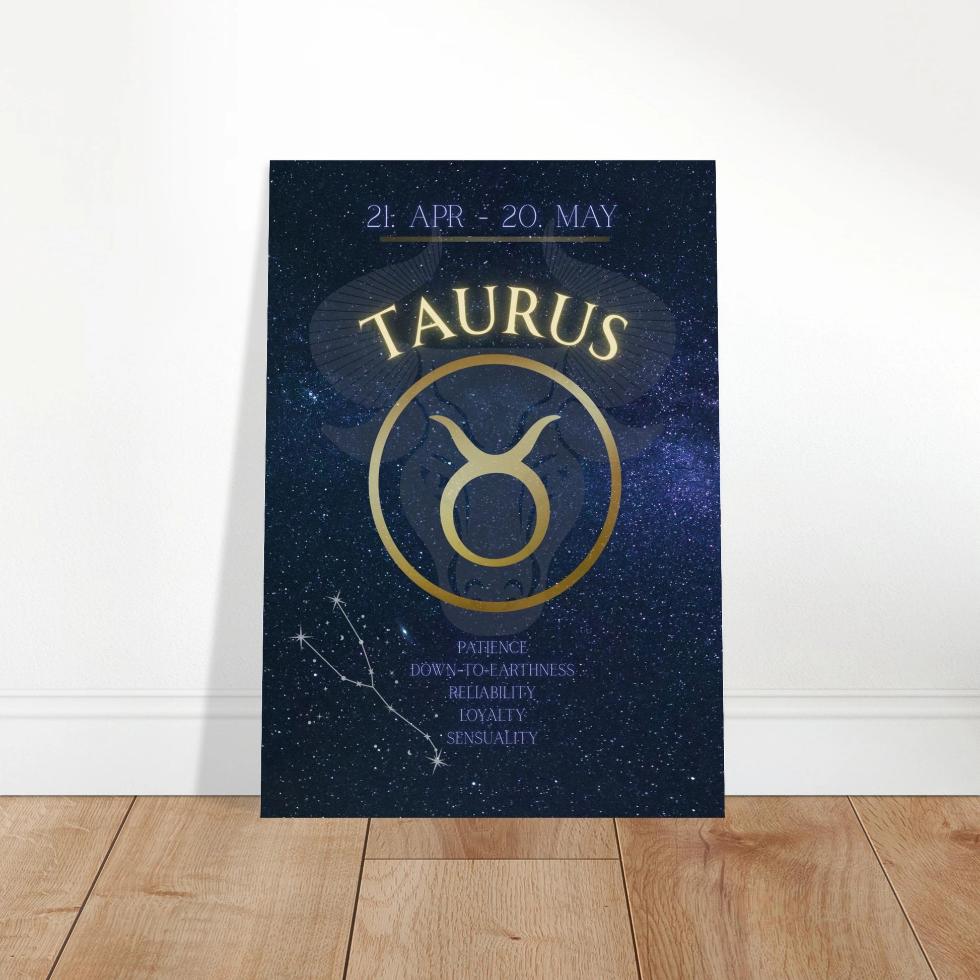 Taurus Poster in stilvollem Wohnzimmer – Mockup mit moderner Einrichtung und eleganter Wandkunst für astrologische Deko