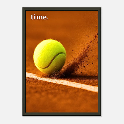 Tennisball Poster „On the Line“ – intensiver Spielmoment, hochwertiger Druck im schwarzen Metallrahmen | DEFA Designs