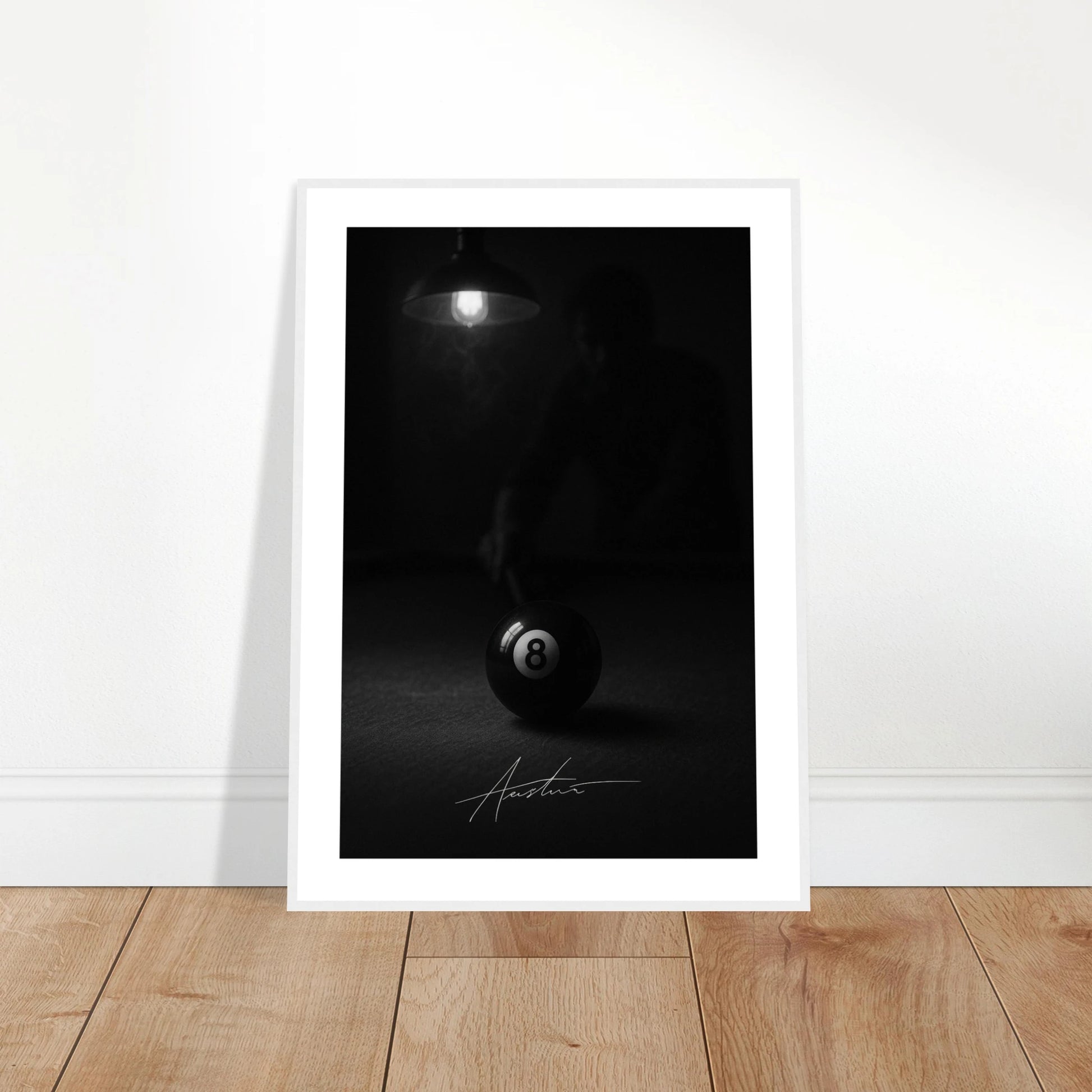 The Final Shot Poster an die Wand gelehnt – minimalistische Schwarz-Weiß-Kunst mit Billardkugel im Fokus, perfekte Ergänzung für moderne Einrichtung – von Defa Designs.