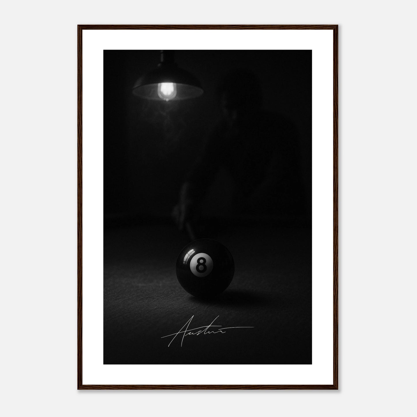 The Final Shot Poster im dunkelbraunen Holzrahmen – klassisches Schwarz-Weiß-Motiv mit 8-Ball-Billardkugel, ästhetisches Wandbild mit sportlicher Eleganz – von Defa Designs.