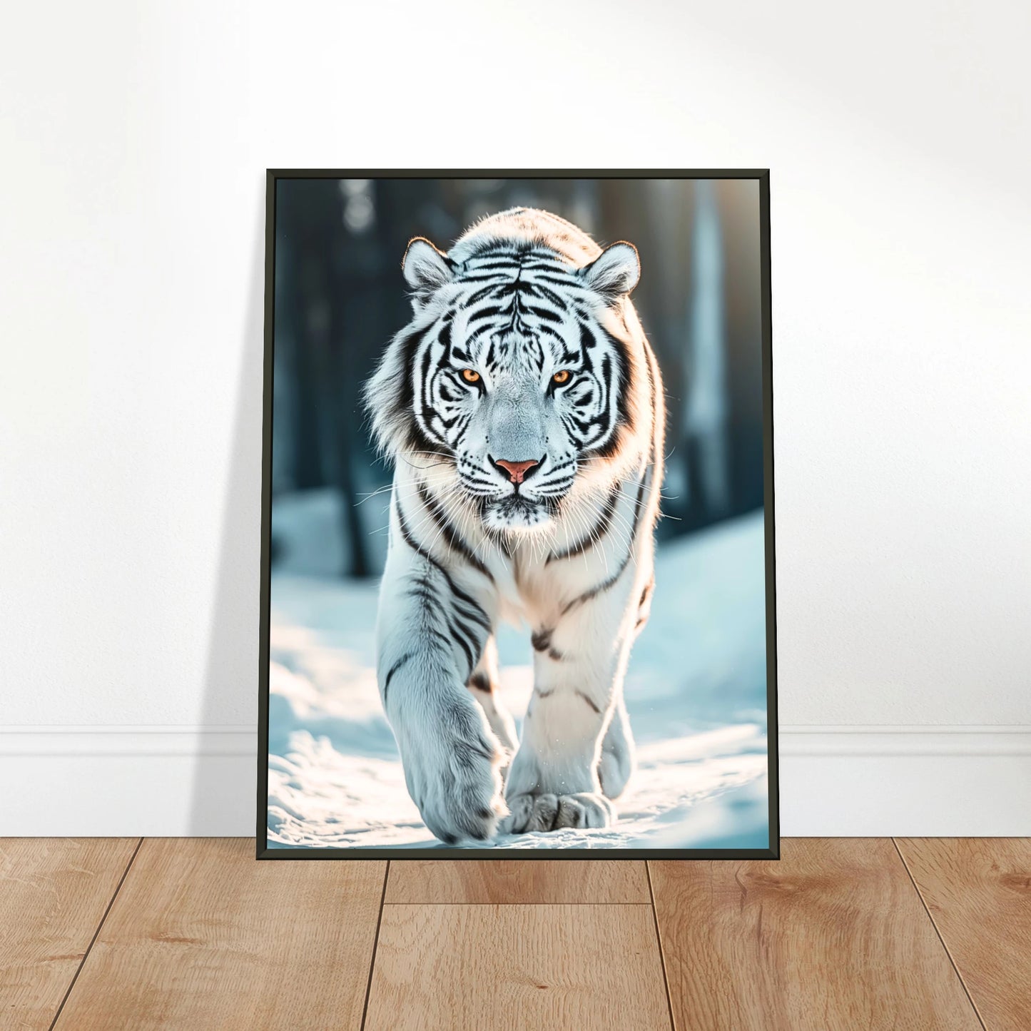 The White Tiger Poster an die Wand gelehnt – kraftvoller weißer Tiger im Schnee, edle Wandkunst mit Charakter.