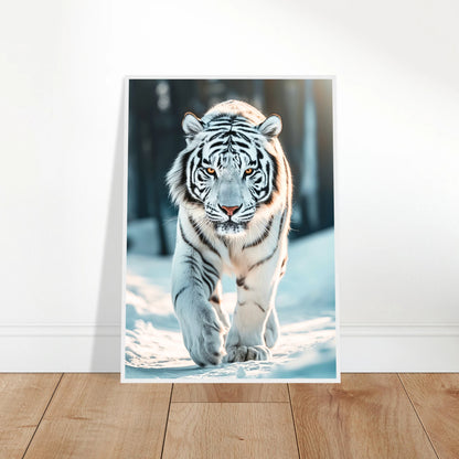 The White Tiger Poster ohne Rahmen, an die Wand gelehnt – minimalistisches Tiger Wandbild als moderne Dekoration.