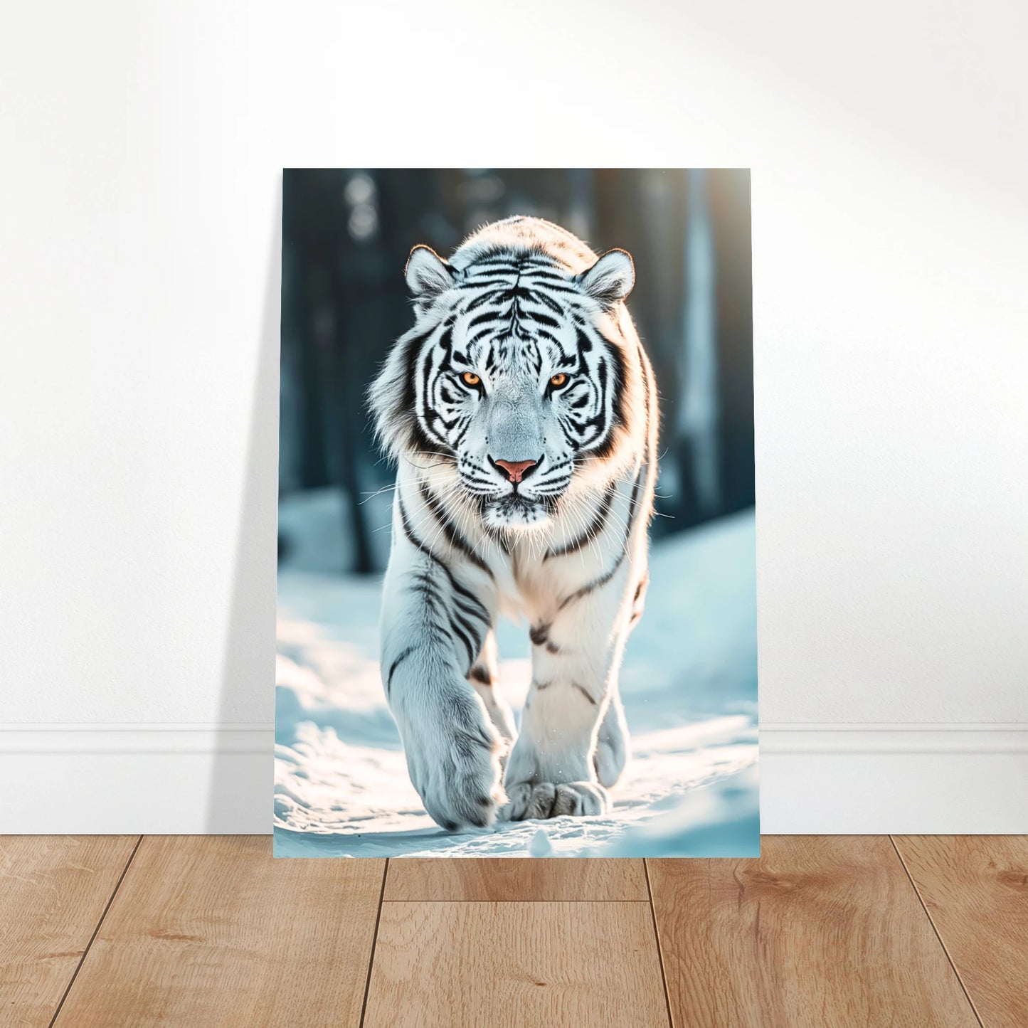 The White Tiger Poster als elegante Wanddeko im modernen, hellen Wohnzimmer