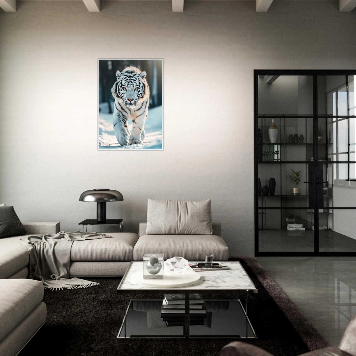 The White Tiger Poster im dunklen Wohnzimmer – edle Wanddeko mit weißem Tiger als Blickfang.