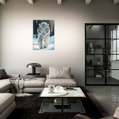 The White Tiger Poster im dunklen Wohnzimmer – edle Wanddeko mit weißem Tiger als Blickfang.