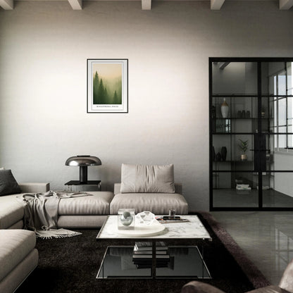 Whispering Pines Poster im dunklen Wohnzimmer – Wald im Nebel mit sanftem Licht, elegantes Natur Wandbild mit schwarzem Metallrahmen.