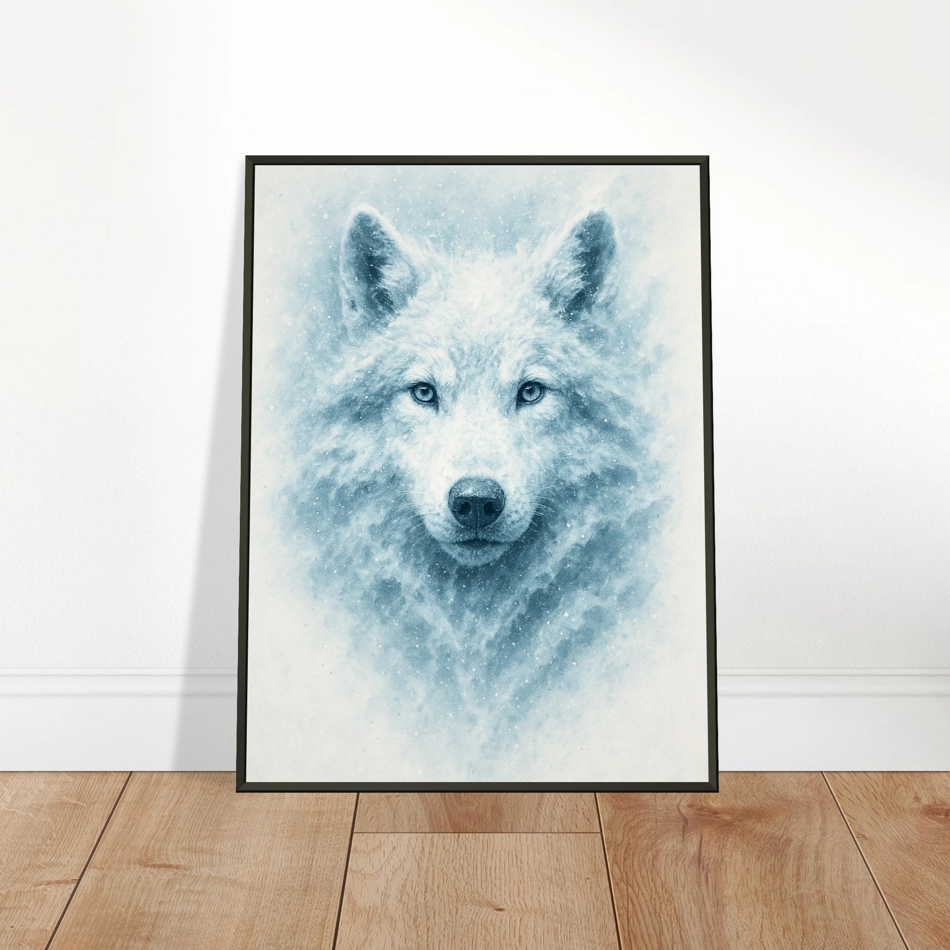 White Alpha Poster an die Wand gelehnt – kraftvolles Wolfsporträt auf Holzboden, perfekt für moderne Tierkunst-Interieurs.