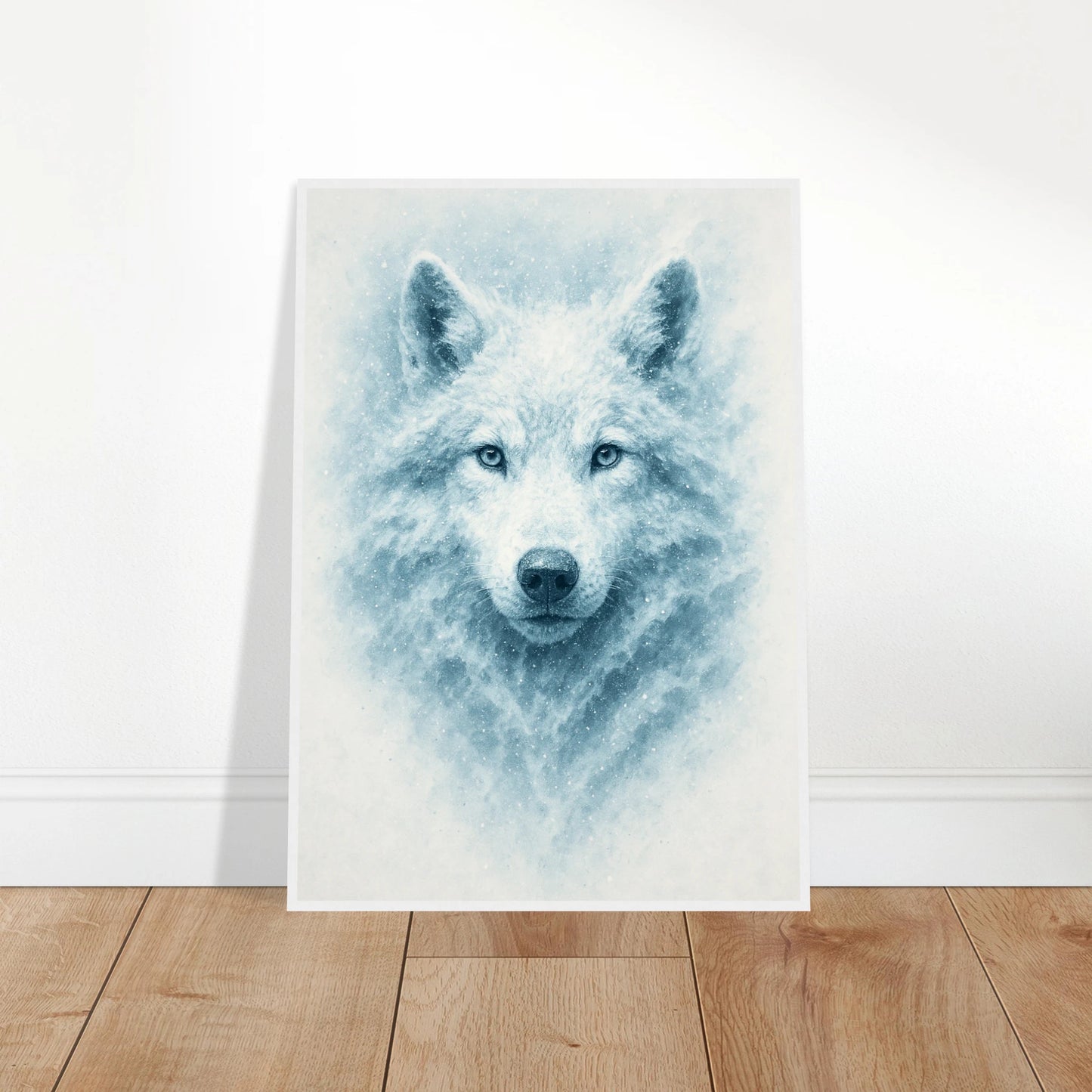 White Alpha Poster – Wolf Porträt in Weiß, angelehnt an Wand, moderne Raumgestaltung