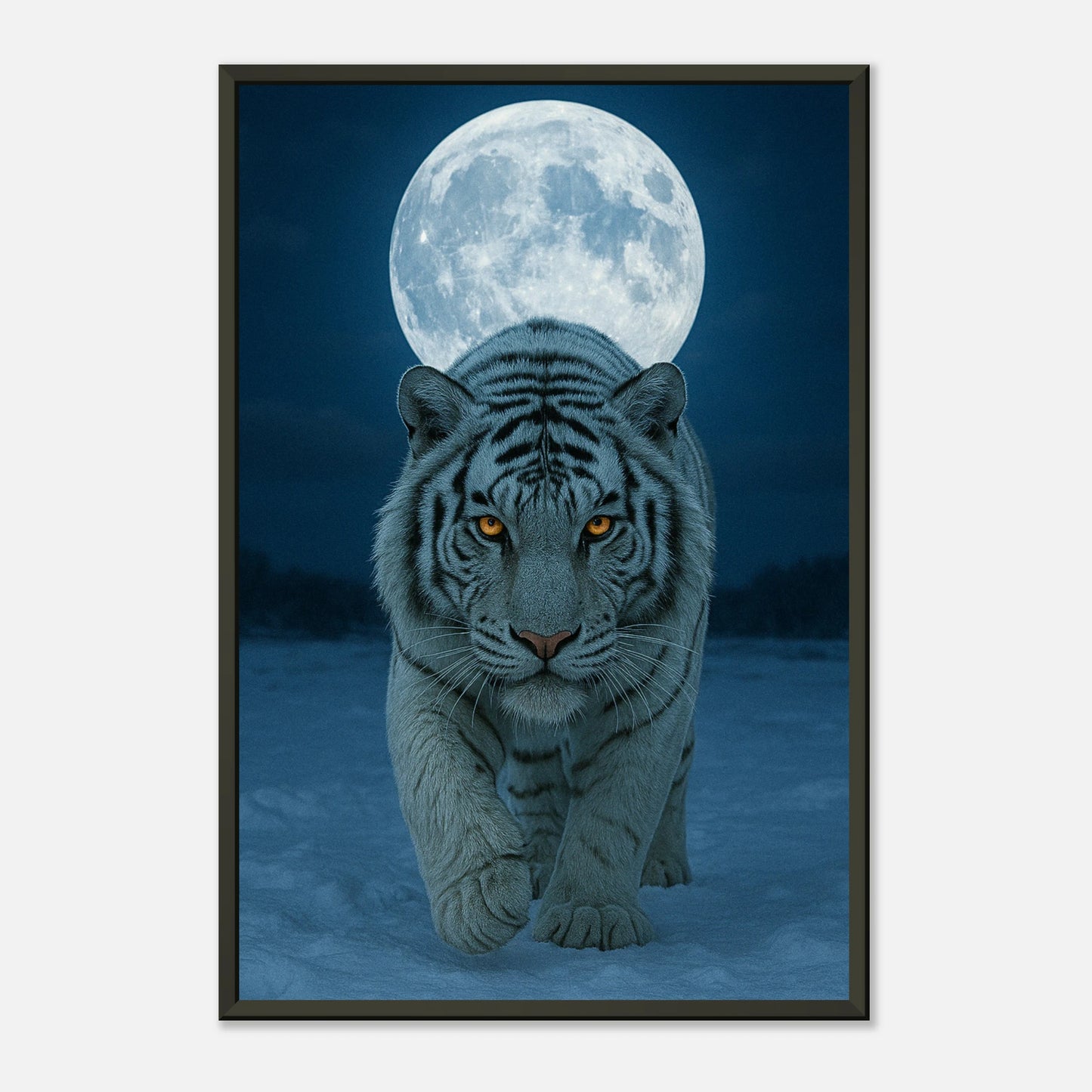 Seitenansicht des White Tiger Posters – beeindruckendes Tiermotiv bei Nacht, mit Mondschein und schwarzem Metallrahmen.