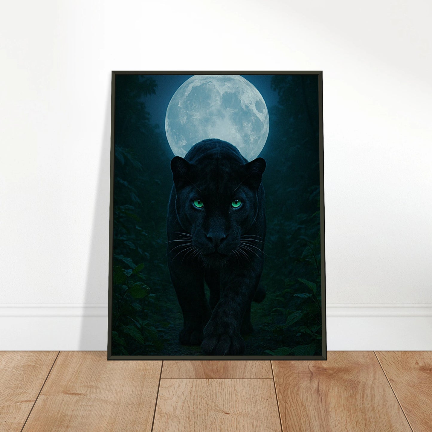 Wild Nights – The Panther Poster an die Wand gelehnt, eindrucksvolles Panther-Kunstwerk mit Mondlicht, schwarzer Metallrahmen.