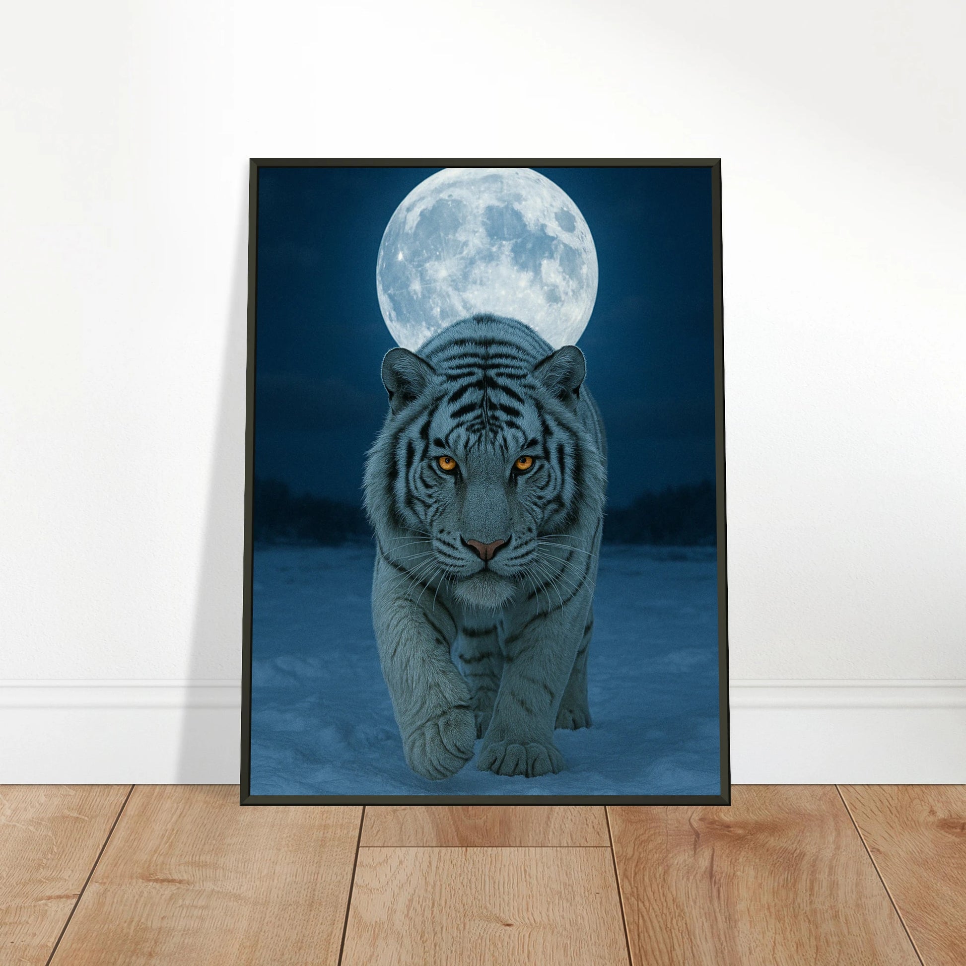 Wild Nights Poster an die Wand gelehnt – eindrucksvolle Tierkunst mit weißem Tiger und Mond, edel präsentiert auf Holzboden.