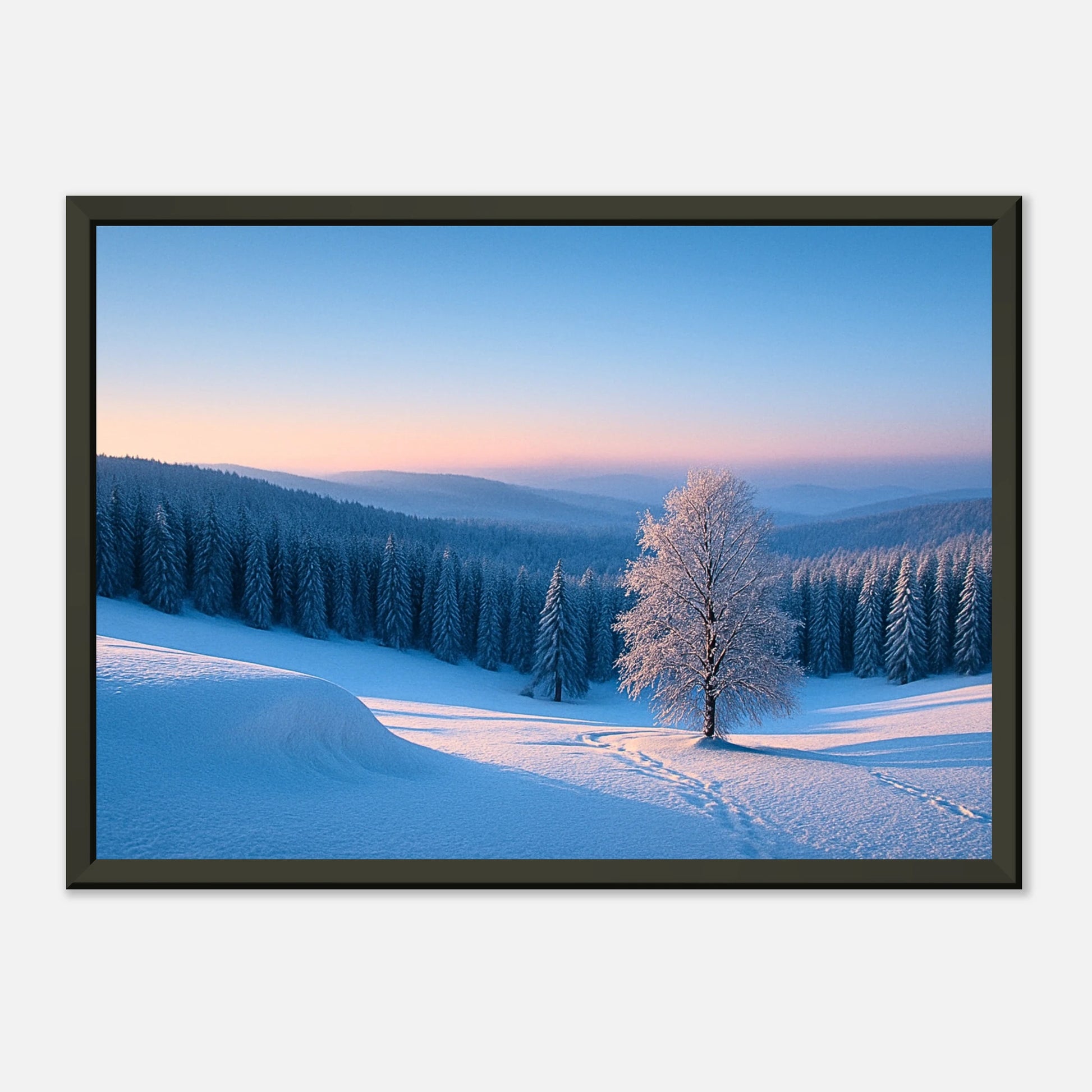 Winter Serenity Poster – minimalistische Winterkunst mit sanften Blautönen und ruhiger Atmosphäre, im schwarzen Metallrahmen präsentiert.